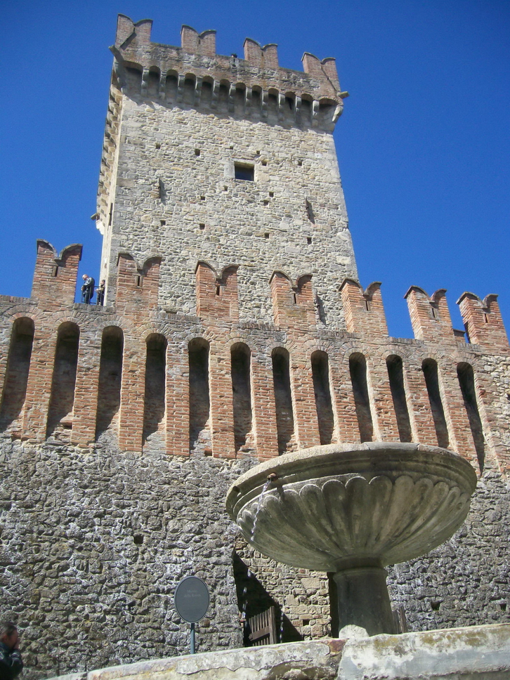 31 Vigoleno.JPG - La fontana della piazza e il "mastio" a Vigoleno, nel comune di Vernasca (Pc)